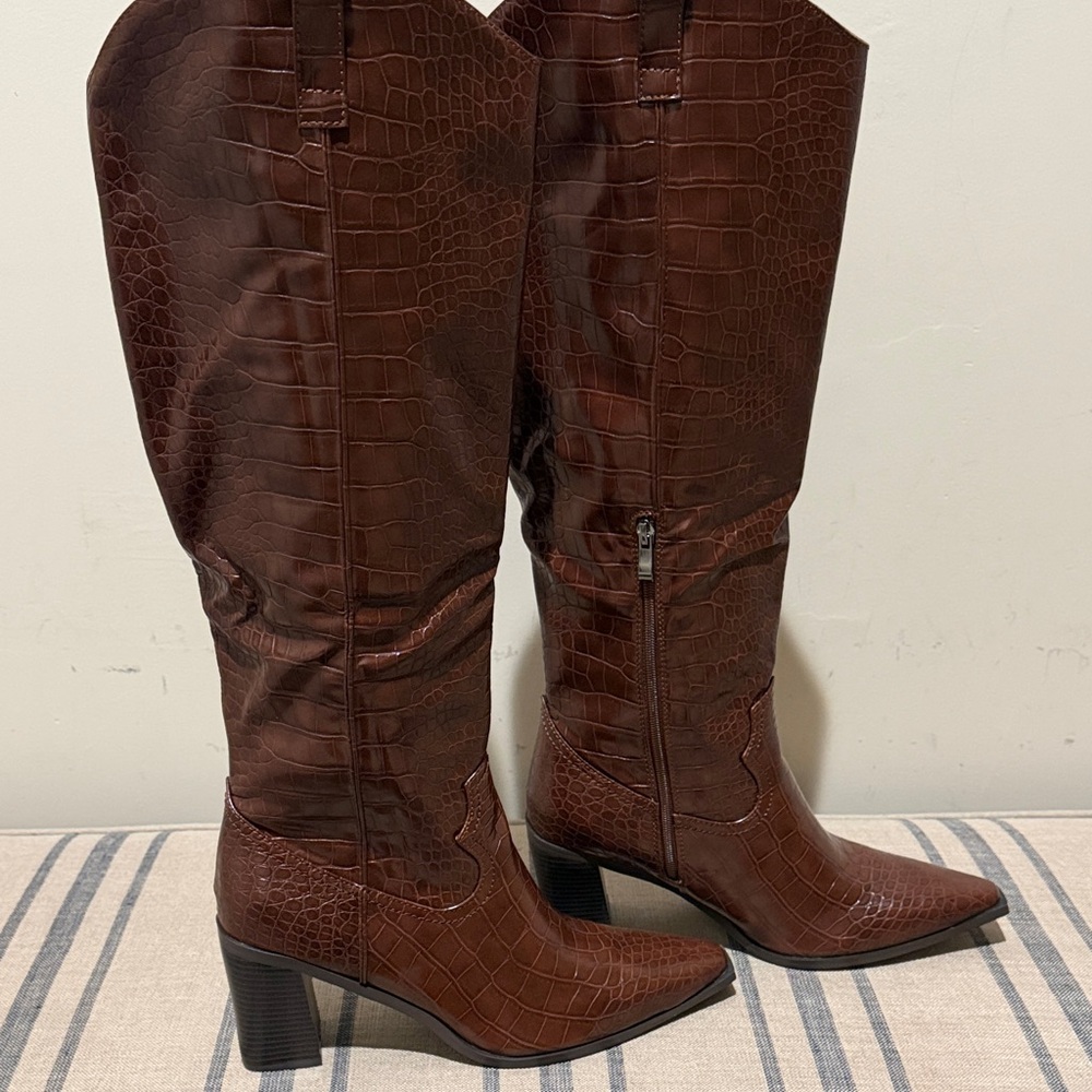 Isnom Elegant Brown Croc-Embossed Heeled Boots